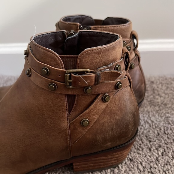 Nordstroms Halogen Leather stacked Heel Bootie’s Size 8 1/2 - Picture 3 of 12